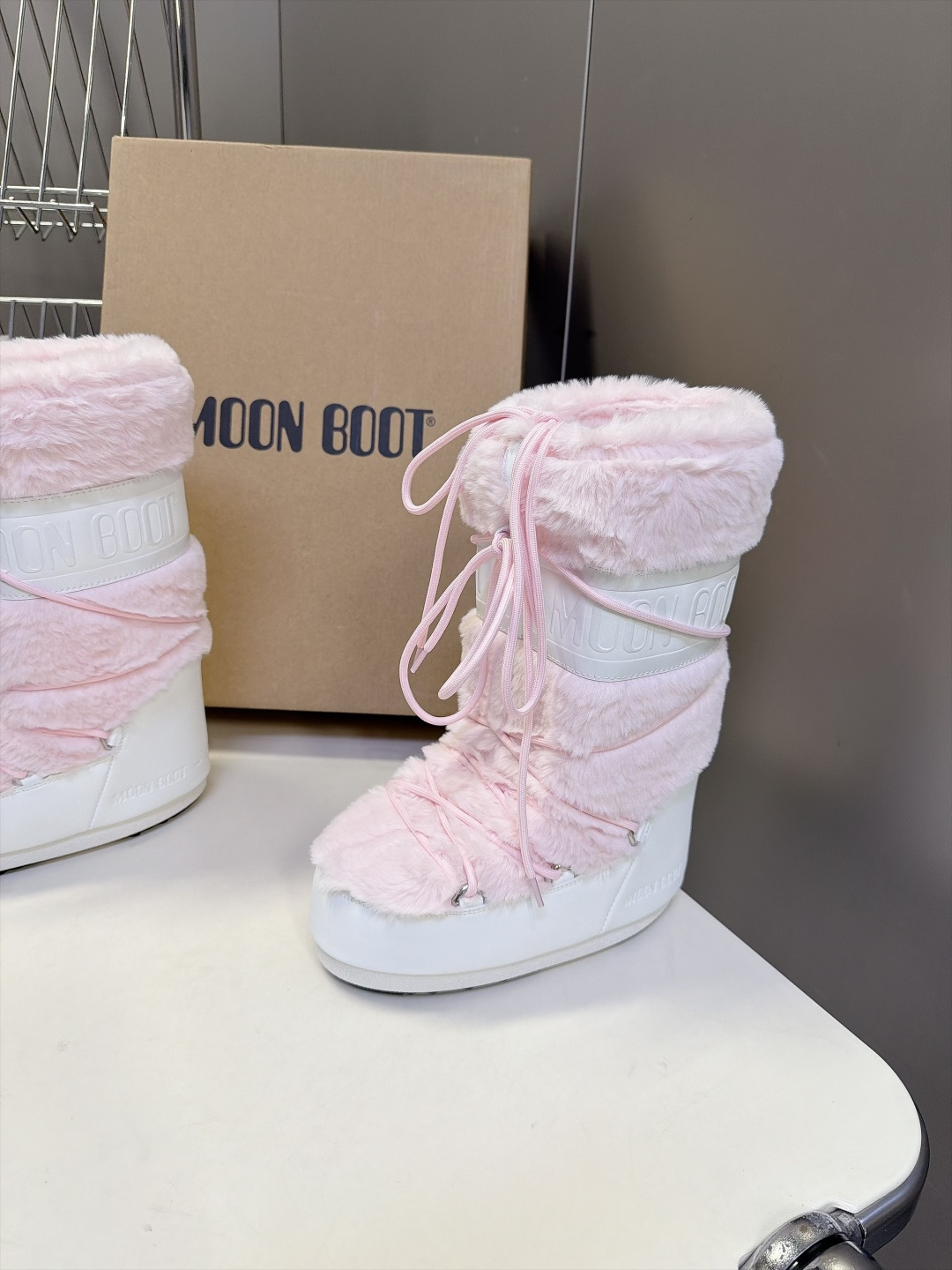 Moon Boot 秋冬最新款雪地靴 丑萌滑雪鞋 超多明星网红种草 秋冬滑雪必备款 现在有一款更另类的雪地靴又杀回来了 Moon Boot 秋冬最新款雪地靴 丑萌滑雪鞋 超多明星网红种草 秋冬滑雪必备款 现在有一款更另类的雪地靴又杀回来了