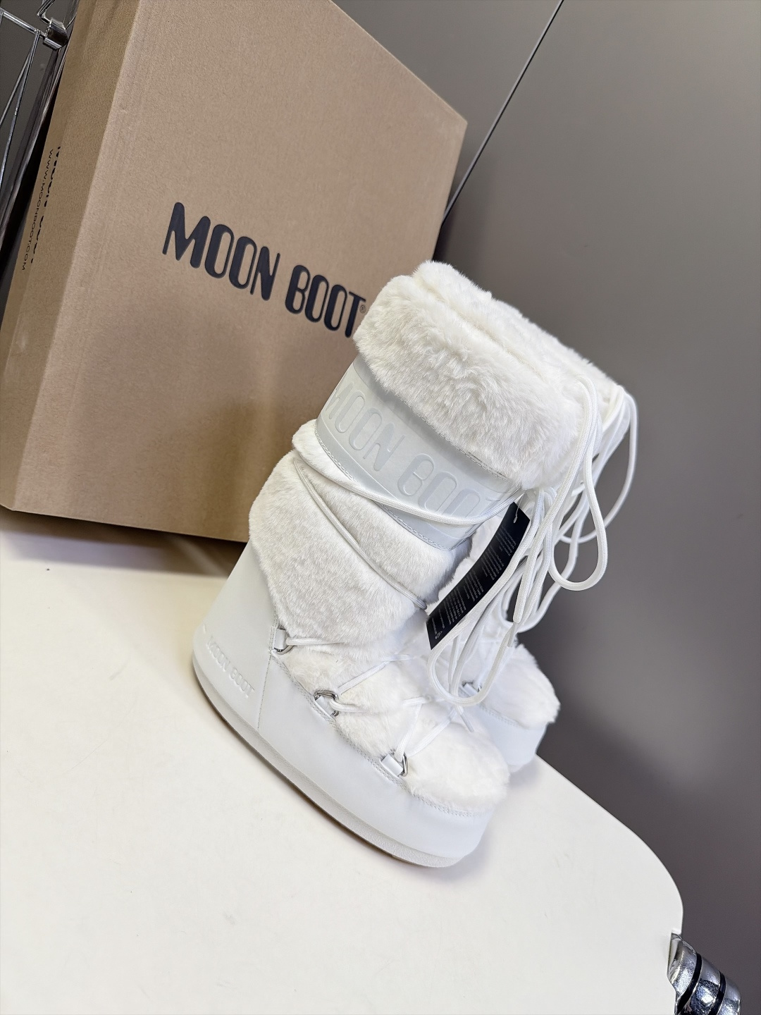 Moon Boot 秋冬最新款雪地靴 丑萌滑雪鞋 超多明星网红种草 秋冬滑雪必备款 现在有一款更另类的雪地靴又杀回来了 Moon Boot 秋冬最新款雪地靴 丑萌滑雪鞋 超多明星网红种草 秋冬滑雪必备款 现在有一款更另类的雪地靴又杀回来了