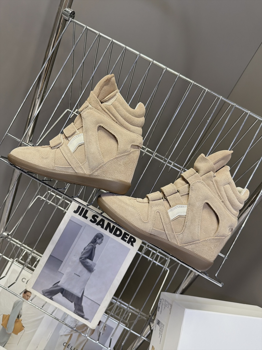ISABEL MARANT 伊莎贝尔秋冬最新款高帮鞋 超多明星网红博主热推款 妥妥的增高神器 一双简单又不失高级的高帮 ISABEL MARANT 伊莎贝尔秋冬最新款高帮鞋 超多明星网红博主热推款 妥妥的增高神器 一双简单又不失高级的高帮
