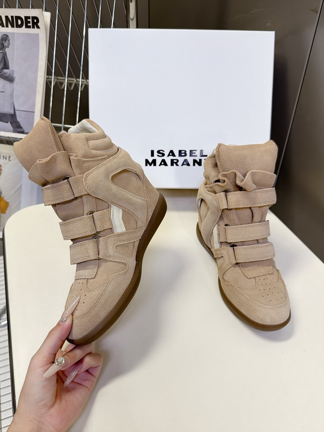 ISABEL MARANT 伊莎贝尔秋冬最新款高帮鞋 超多明星网红博主热推款 妥妥的增高神器 一双简单又不失高级的高帮 ISABEL MARANT 伊莎贝尔秋冬最新款高帮鞋 超多明星网红博主热推款 妥妥的增高神器 一双简单又不失高级的高帮