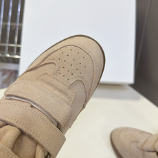 ISABEL MARANT 伊莎贝尔秋冬最新款高帮鞋 超多明星网红博主热推款 妥妥的增高神器 一双简单又不失高级的高帮 ISABEL MARANT 伊莎贝尔秋冬最新款高帮鞋 超多明星网红博主热推款 妥妥的增高神器 一双简单又不失高级的高帮