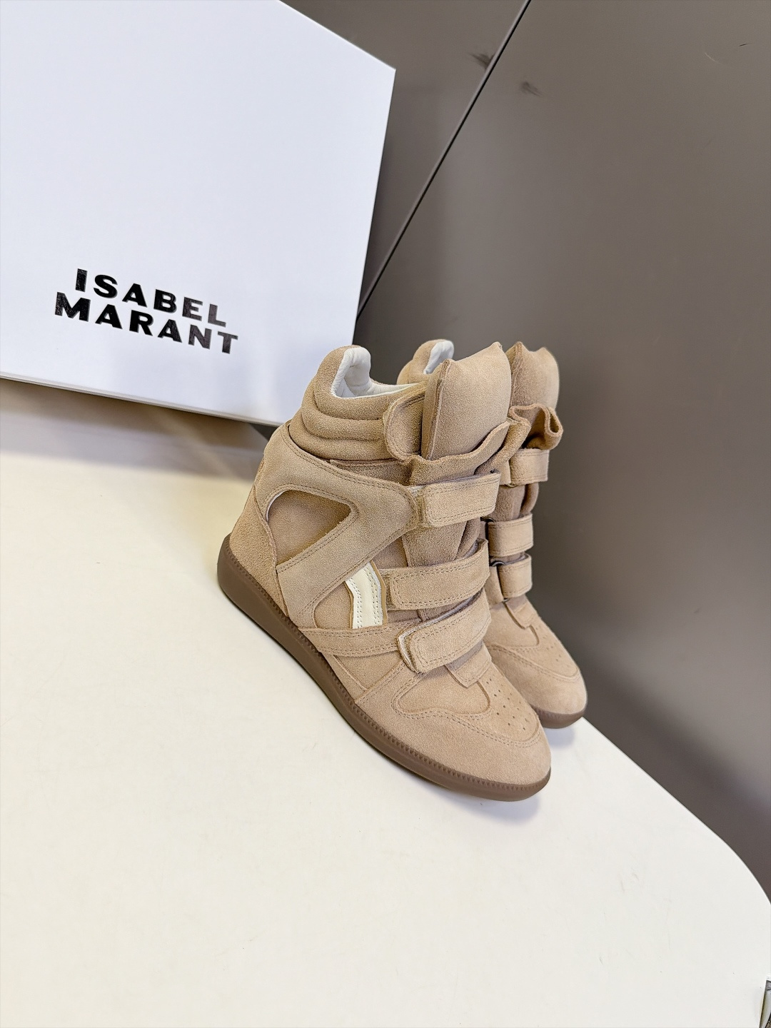 ISABEL MARANT 伊莎贝尔秋冬最新款高帮鞋 超多明星网红博主热推款 妥妥的增高神器 一双简单又不失高级的高帮 ISABEL MARANT 伊莎贝尔秋冬最新款高帮鞋 超多明星网红博主热推款 妥妥的增高神器 一双简单又不失高级的高帮