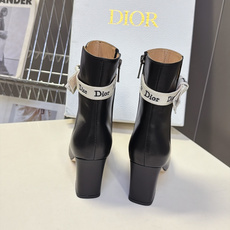 Dior迪奥秋冬最新款织带蝴蝶结短靴 超多明星网红种草 经典黑色短靴版型 鞋筒处环绕品牌标志性Dior提花织带 可系成俏 Dior迪奥秋冬最新款织带蝴蝶结短靴 超多明星网红种草 经典黑色短靴版型 鞋筒处环绕品牌标志性Dior提花织带 可系成俏