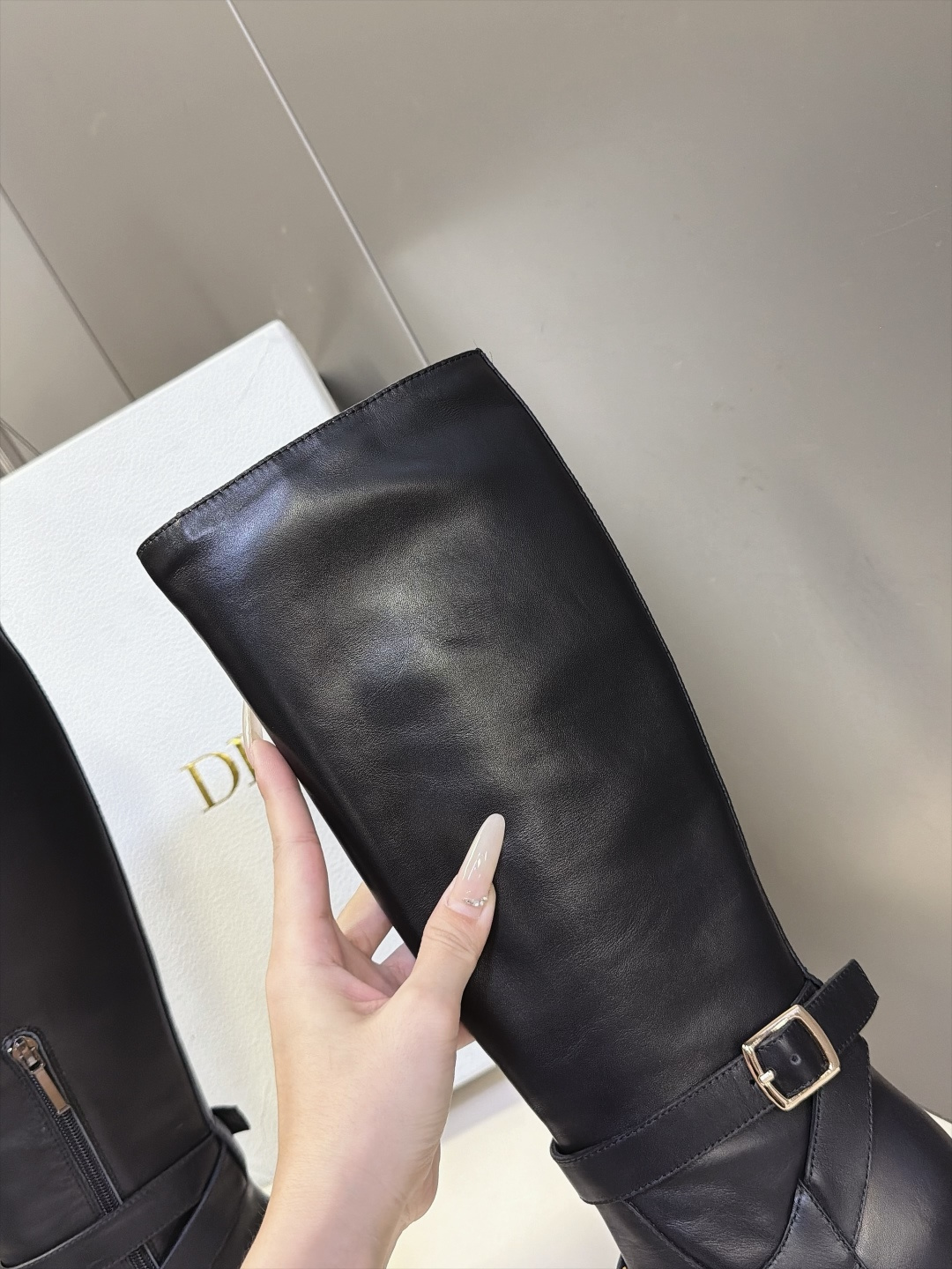 Dior迪奥秋冬最新款金属扣绑带高筒骑士靴 超多明星网红种草 复古风高筒骑士靴 鞋身搭配双条环绕绑带+可调节金属方扣 标