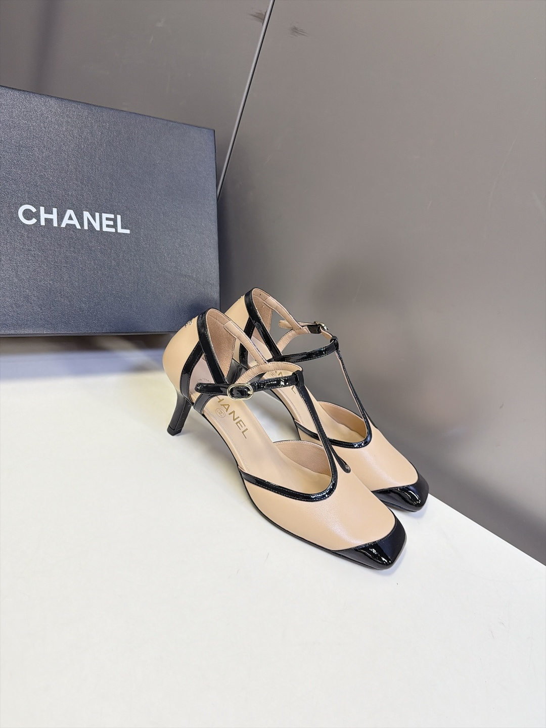 Chanel香奈儿最新款T字带拼色玛丽珍高跟 超多明星网红种草 香家复古T字带玛丽珍 经典方头+漆皮撞色鞋头 T型细绑带 Chanel香奈儿最新款T字带拼色玛丽珍高跟 超多明星网红种草 香家复古T字带玛丽珍 经典方头+漆皮撞色鞋头 T型细绑带