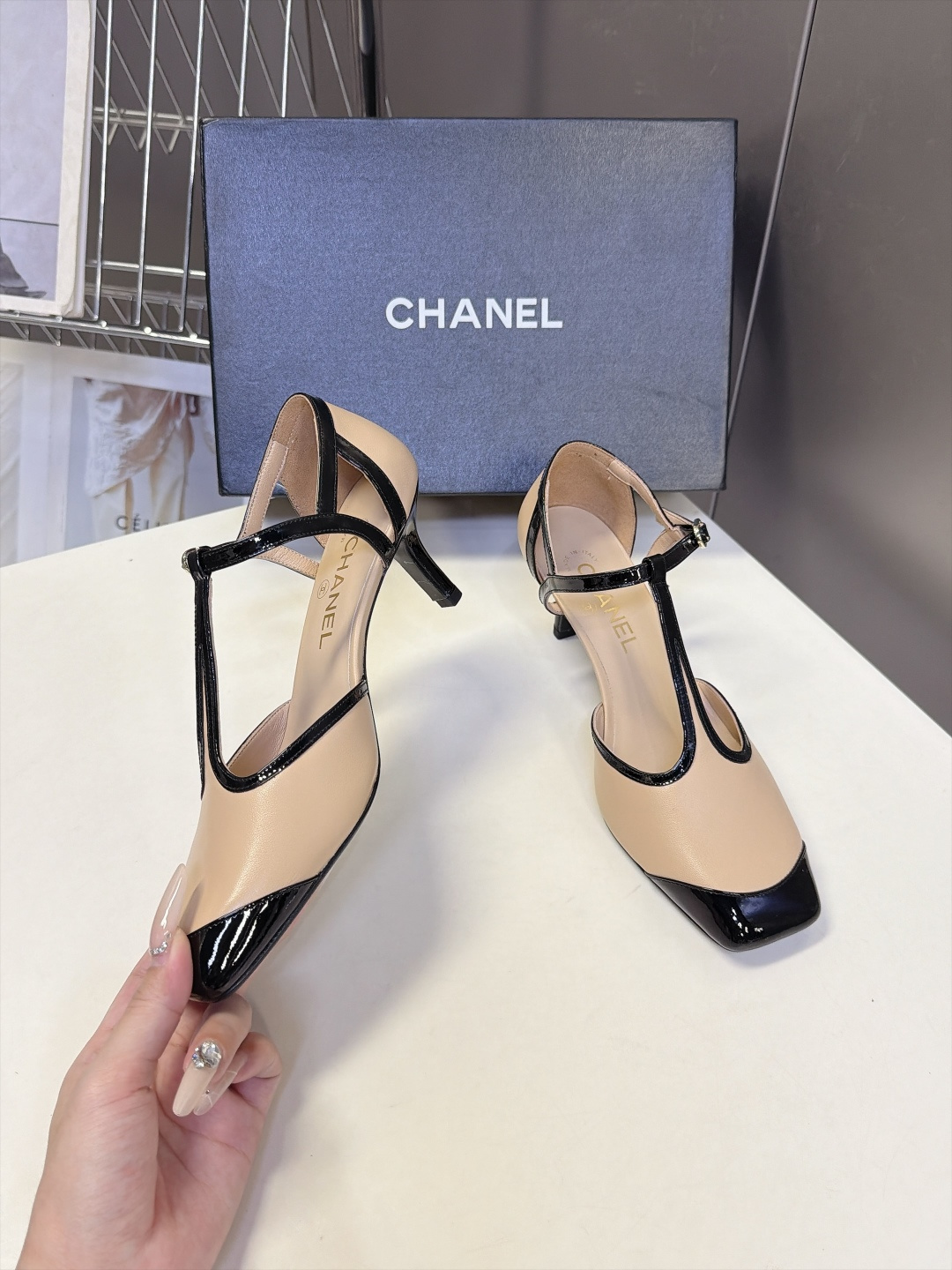 Chanel香奈儿最新款T字带拼色玛丽珍高跟 超多明星网红种草 香家复古T字带玛丽珍 经典方头+漆皮撞色鞋头 T型细绑带 Chanel香奈儿最新款T字带拼色玛丽珍高跟 超多明星网红种草 香家复古T字带玛丽珍 经典方头+漆皮撞色鞋头 T型细绑带