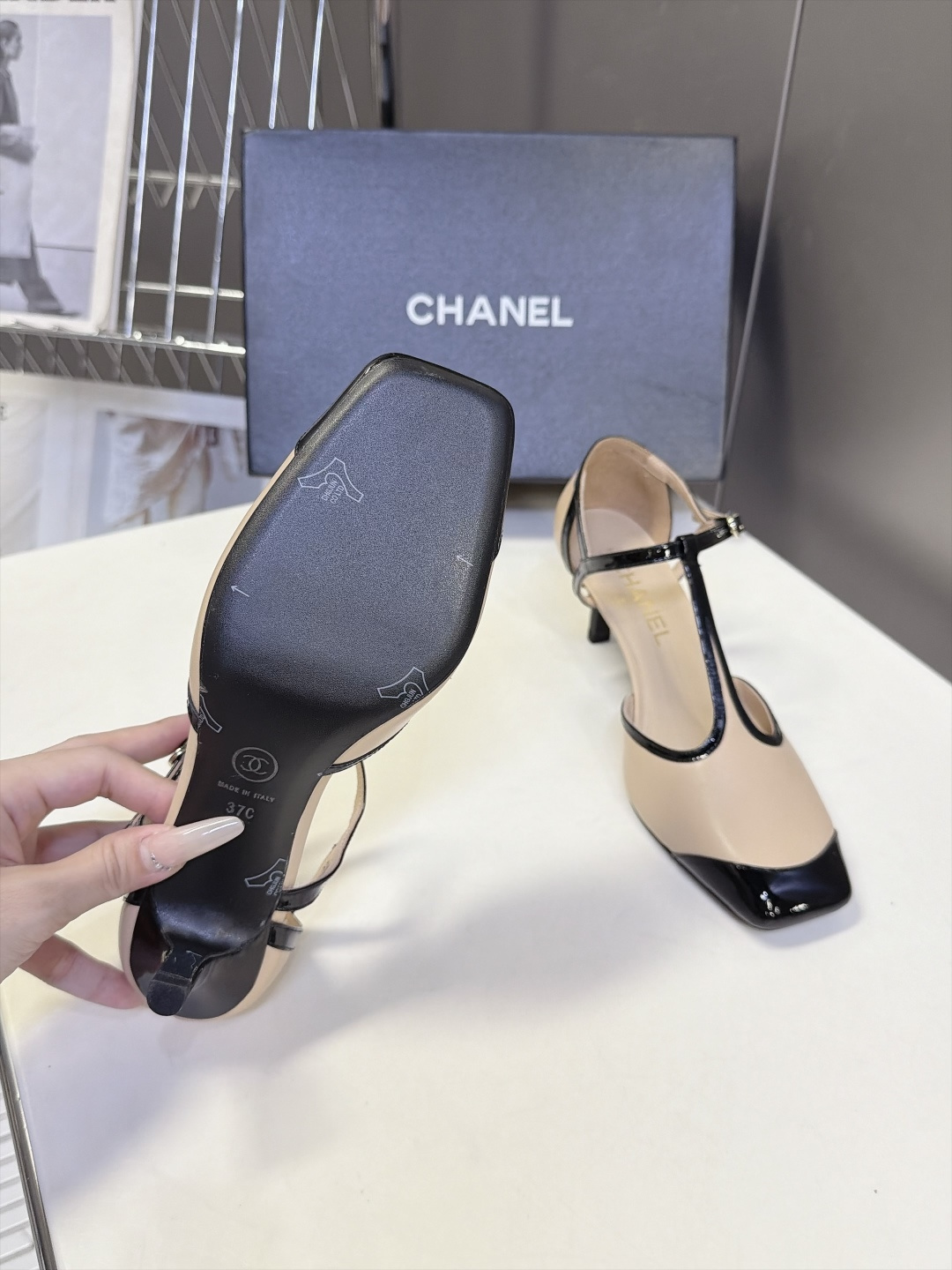 Chanel香奈儿最新款T字带拼色玛丽珍高跟 超多明星网红种草 香家复古T字带玛丽珍 经典方头+漆皮撞色鞋头 T型细绑带 Chanel香奈儿最新款T字带拼色玛丽珍高跟 超多明星网红种草 香家复古T字带玛丽珍 经典方头+漆皮撞色鞋头 T型细绑带