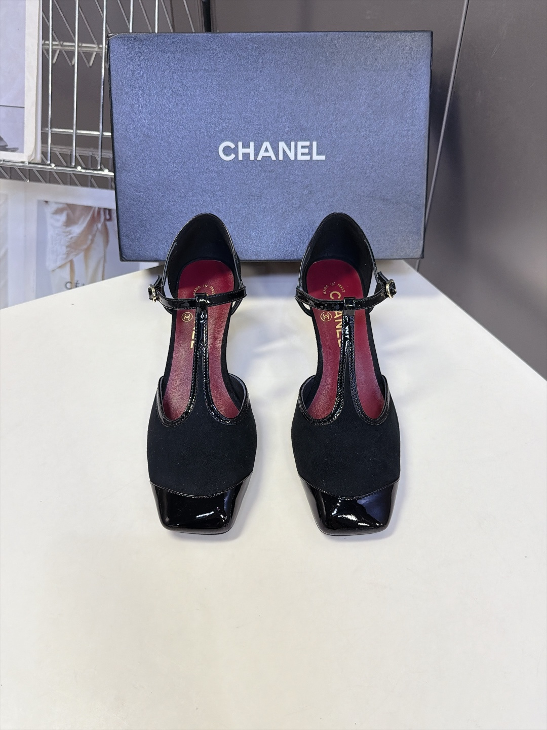 Chanel香奈儿最新款T字带拼色玛丽珍高跟 超多明星网红种草 香家复古T字带玛丽珍 经典方头+漆皮撞色鞋头 T型细绑带