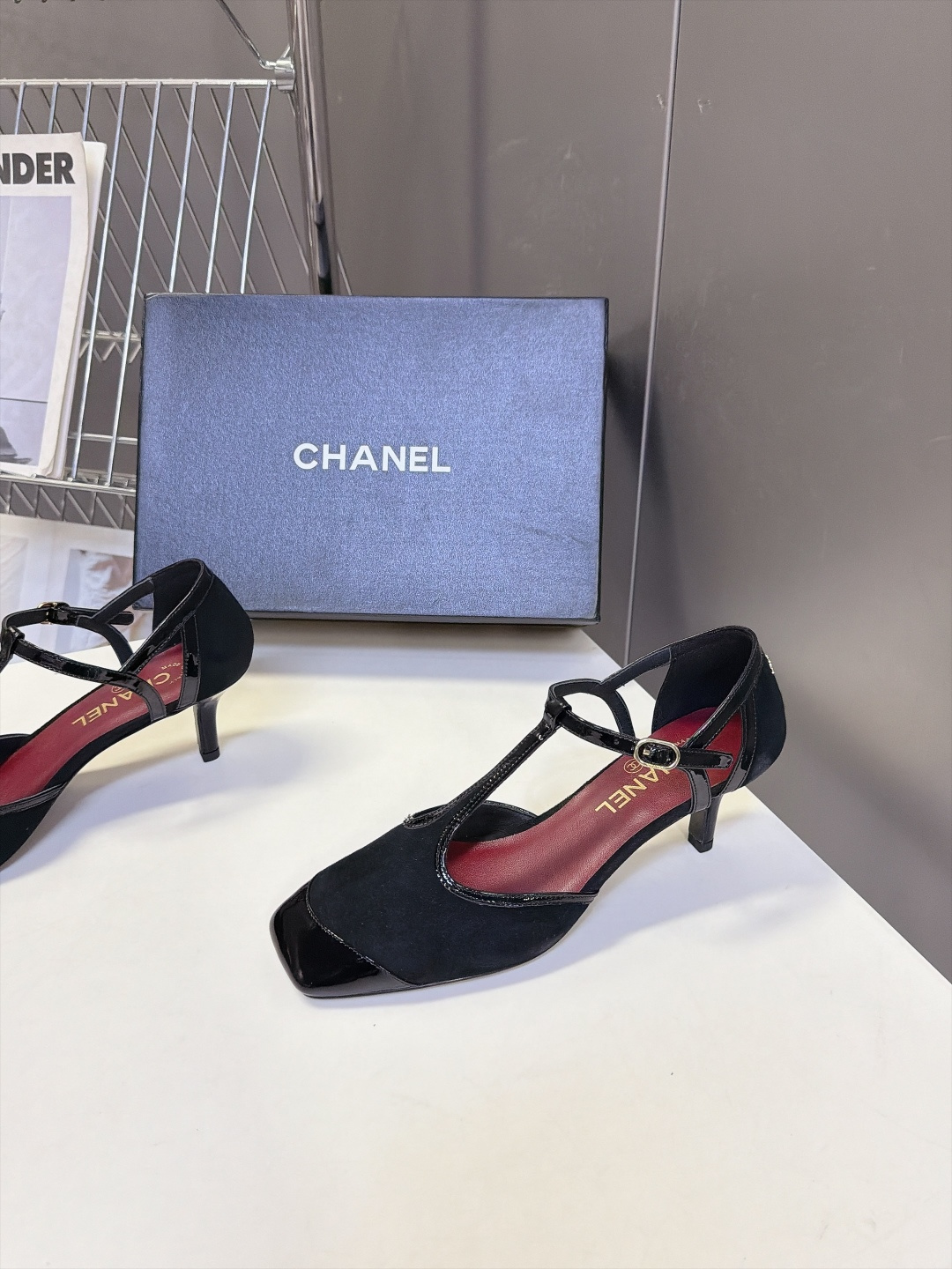 Chanel香奈儿最新款T字带拼色玛丽珍高跟 超多明星网红种草 香家复古T字带玛丽珍 经典方头+漆皮撞色鞋头 T型细绑带