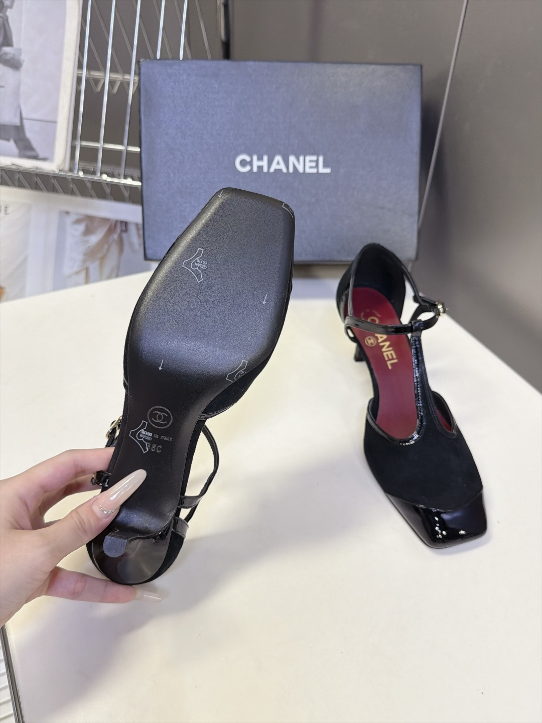 Chanel香奈儿最新款T字带拼色玛丽珍高跟 超多明星网红种草 香家复古T字带玛丽珍 经典方头+漆皮撞色鞋头 T型细绑带