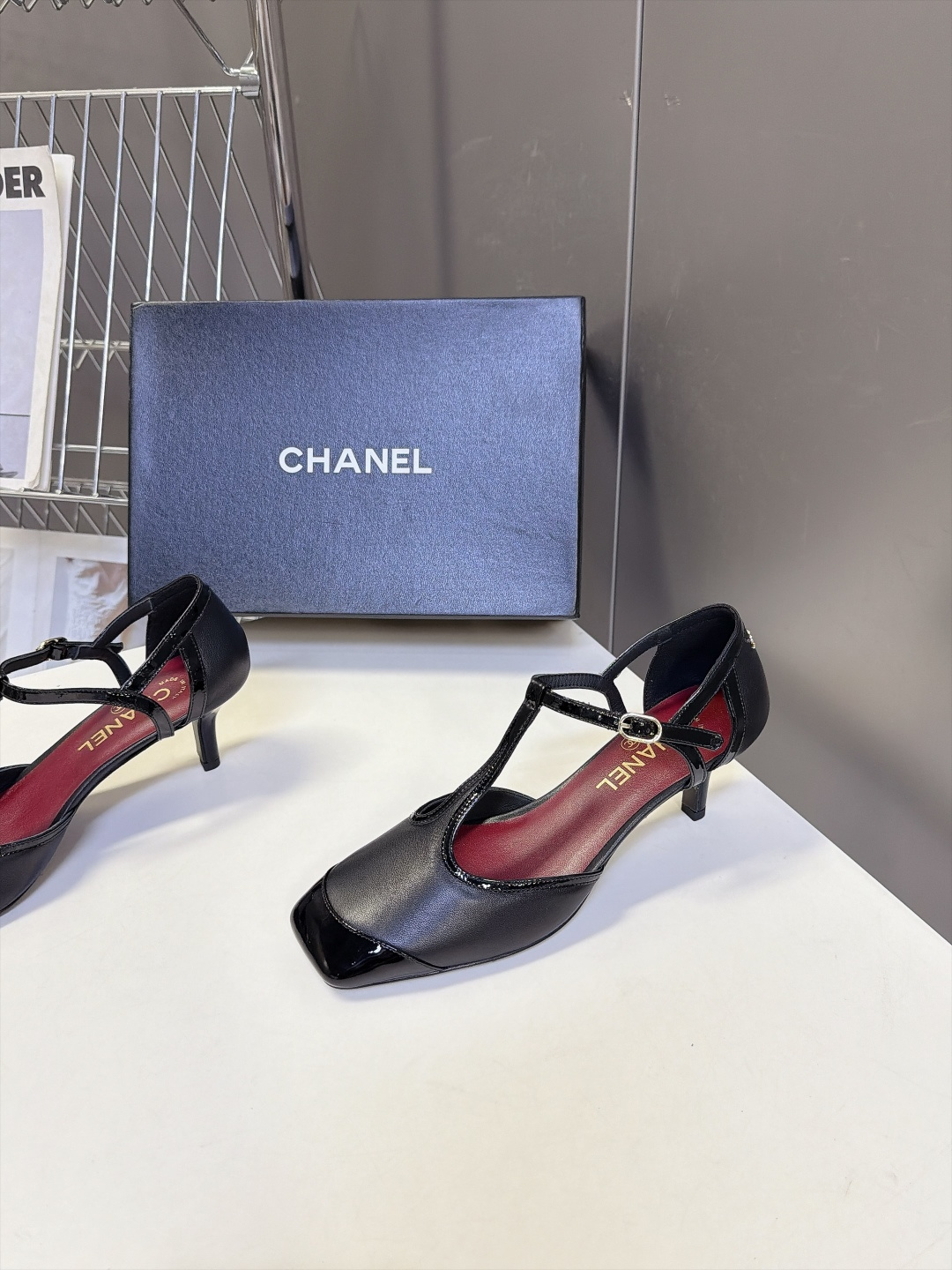 Chanel香奈儿最新款T字带拼色玛丽珍高跟 超多明星网红种草 香家复古T字带玛丽珍 经典方头+漆皮撞色鞋头 T型细绑带 Chanel香奈儿最新款T字带拼色玛丽珍高跟 超多明星网红种草 香家复古T字带玛丽珍 经典方头+漆皮撞色鞋头 T型细绑带