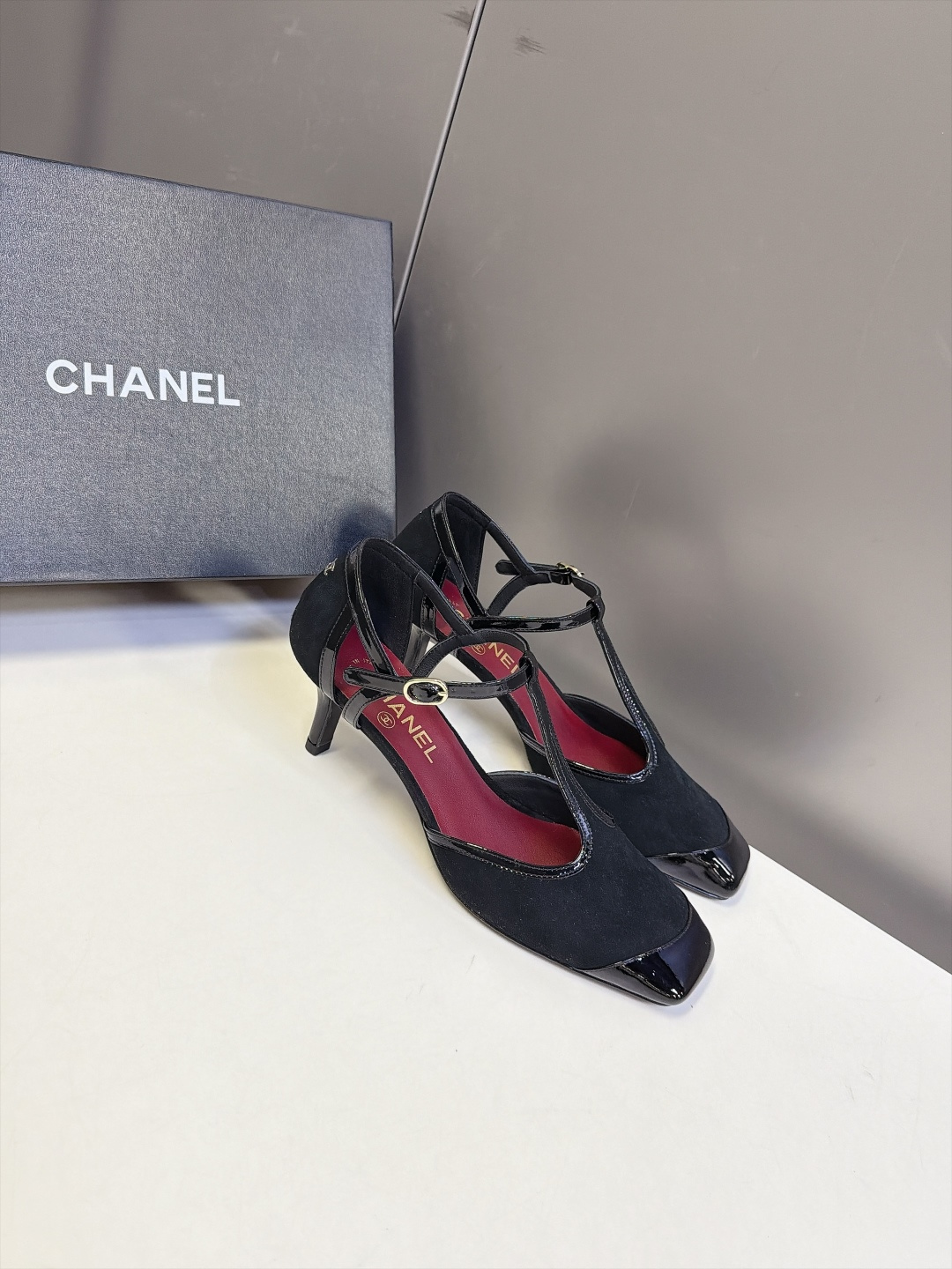 Chanel香奈儿最新款T字带拼色玛丽珍高跟 超多明星网红种草 香家复古T字带玛丽珍 经典方头+漆皮撞色鞋头 T型细绑带