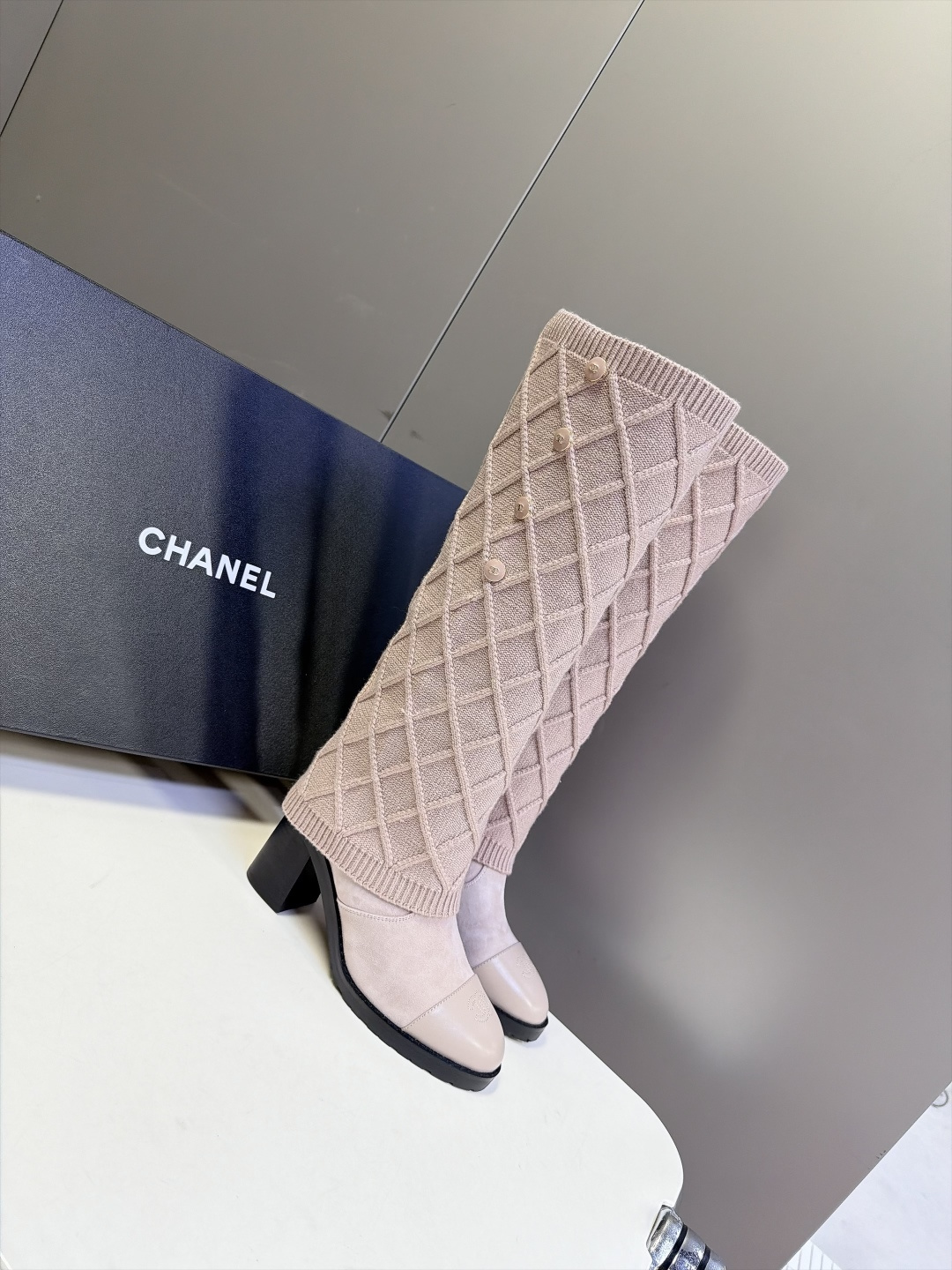 香奈儿CHANEL秋冬最新款菱格针织袜套高筒靴 超多明星网红种草 这双是靴+针织袜套二合一的独特款式 可拆卸菱格纹针织袜 香奈儿CHANEL秋冬最新款菱格针织袜套高筒靴 超多明星网红种草 这双是靴+针织袜套二合一的独特款式 可拆卸菱格纹针织袜