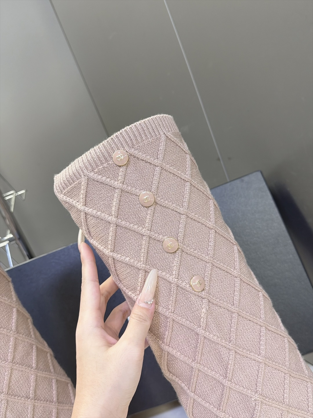 香奈儿CHANEL秋冬最新款菱格针织袜套高筒靴 超多明星网红种草 这双是靴+针织袜套二合一的独特款式 可拆卸菱格纹针织袜 香奈儿CHANEL秋冬最新款菱格针织袜套高筒靴 超多明星网红种草 这双是靴+针织袜套二合一的独特款式 可拆卸菱格纹针织袜