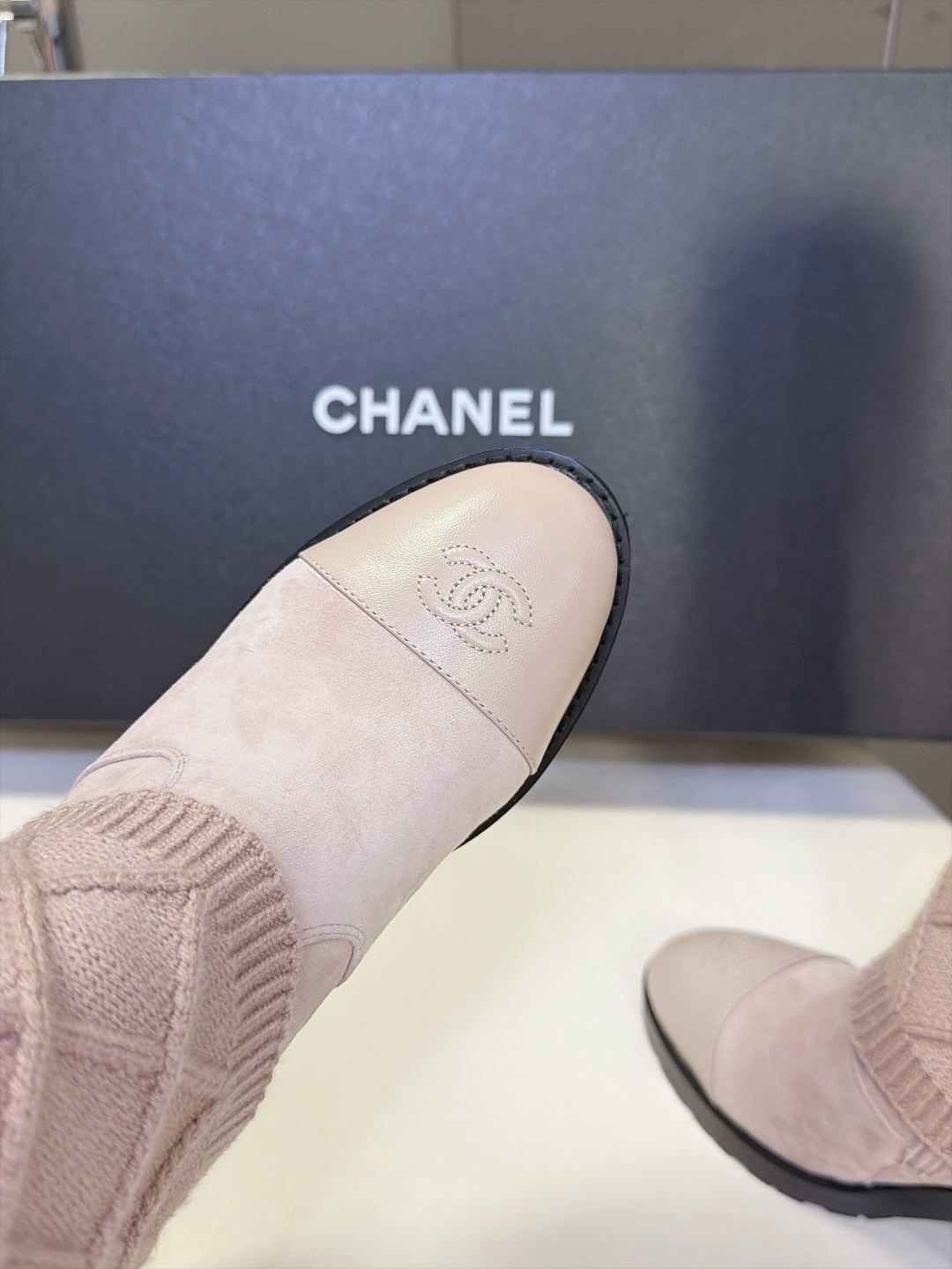 香奈儿CHANEL秋冬最新款菱格针织袜套高筒靴 超多明星网红种草 这双是靴+针织袜套二合一的独特款式 可拆卸菱格纹针织袜 香奈儿CHANEL秋冬最新款菱格针织袜套高筒靴 超多明星网红种草 这双是靴+针织袜套二合一的独特款式 可拆卸菱格纹针织袜