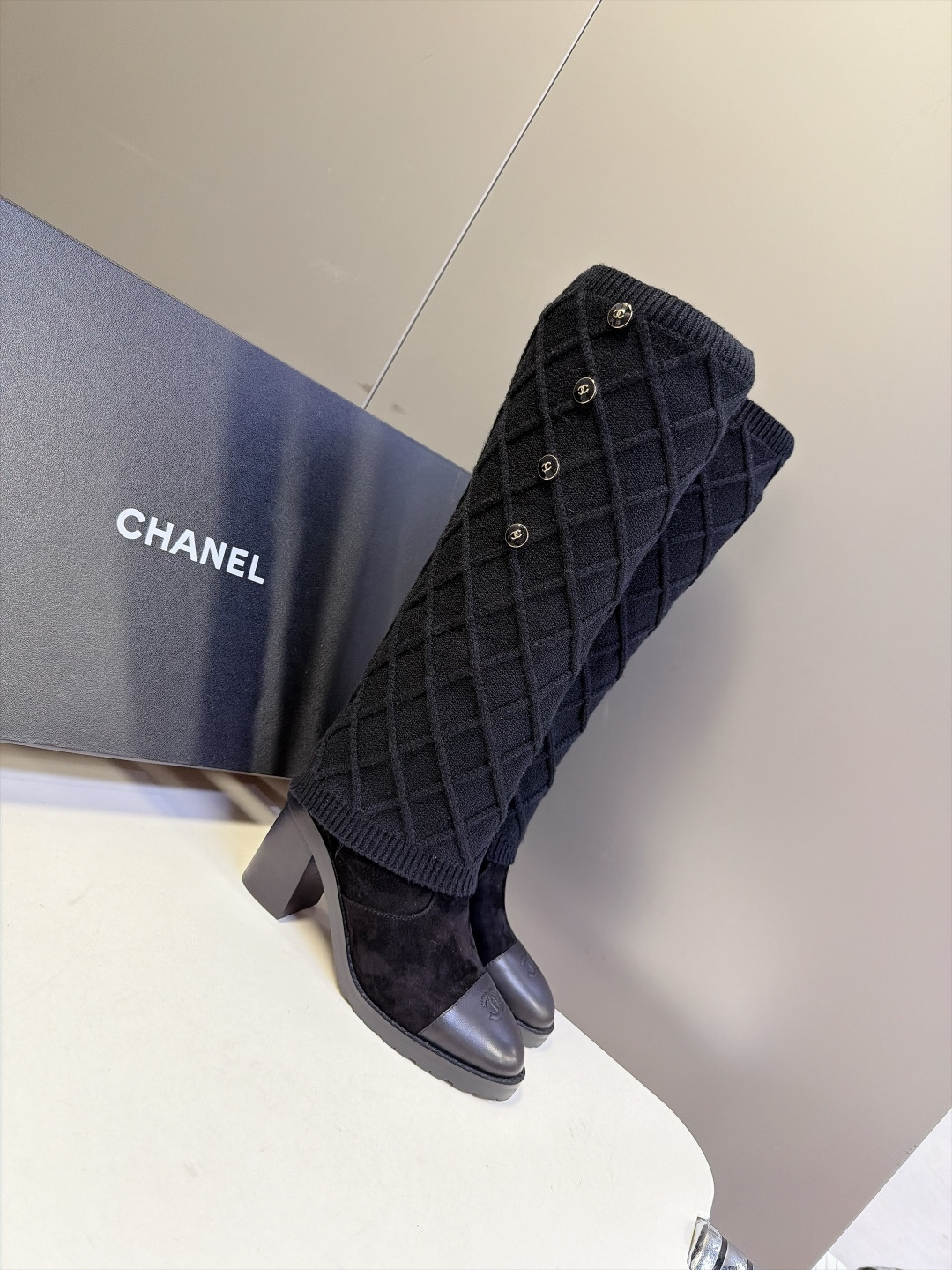 香奈儿CHANEL秋冬最新款菱格针织袜套高筒靴 超多明星网红种草 这双是靴+针织袜套二合一的独特款式 可拆卸菱格纹针织袜