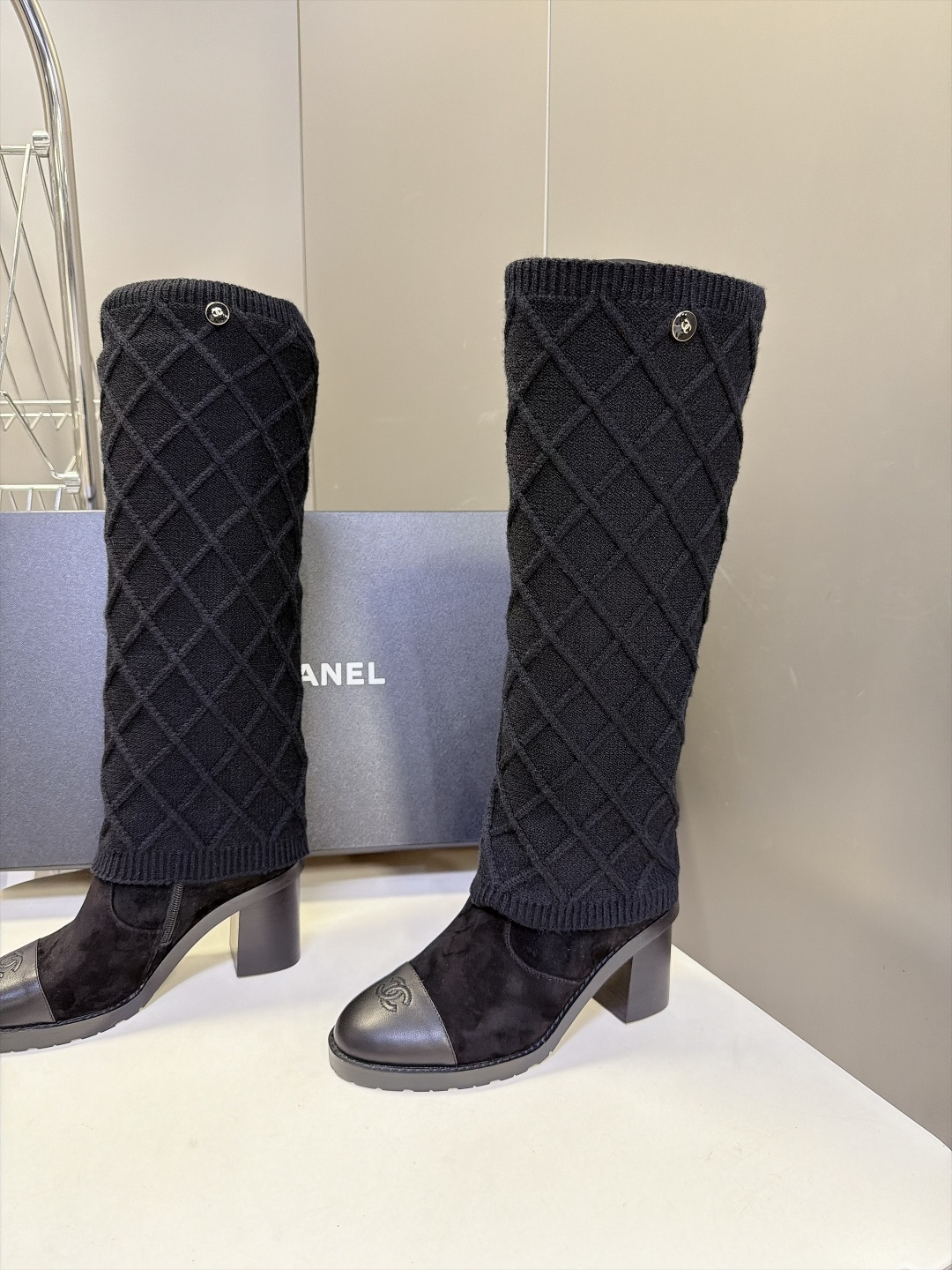 香奈儿CHANEL秋冬最新款菱格针织袜套高筒靴 超多明星网红种草 这双是靴+针织袜套二合一的独特款式 可拆卸菱格纹针织袜