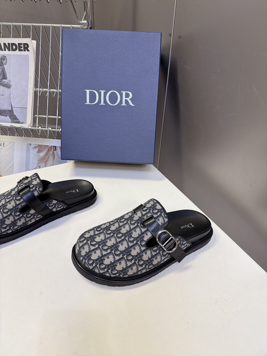 Dior迪奥秋冬最新款老花勃肯穆勒拖 超多明星网红种草 经典Dior Oblique老花提花辨识度拉满 同时新增麂皮棕纯 Dior迪奥秋冬最新款老花勃肯穆勒拖 超多明星网红种草 经典Dior Oblique老花提花辨识度拉满 同时新增麂皮棕纯