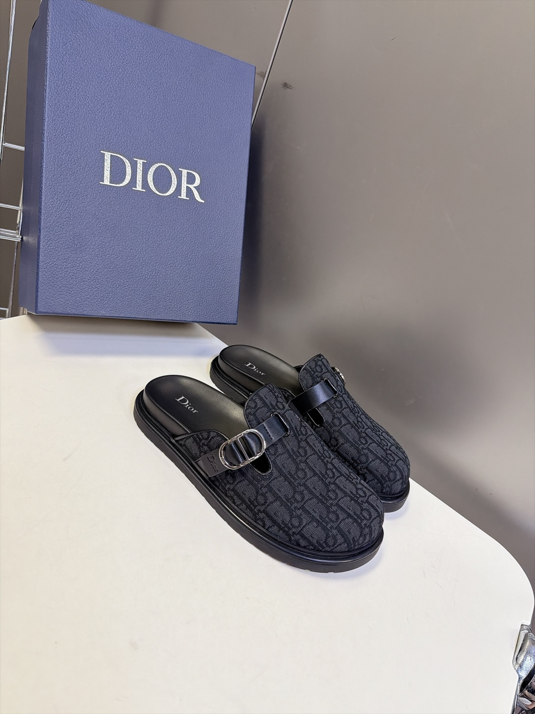 Dior迪奥秋冬最新款老花勃肯穆勒拖 超多明星网红种草 经典Dior Oblique老花提花辨识度拉满 同时新增麂皮棕纯 Dior迪奥秋冬最新款老花勃肯穆勒拖 超多明星网红种草 经典Dior Oblique老花提花辨识度拉满 同时新增麂皮棕纯