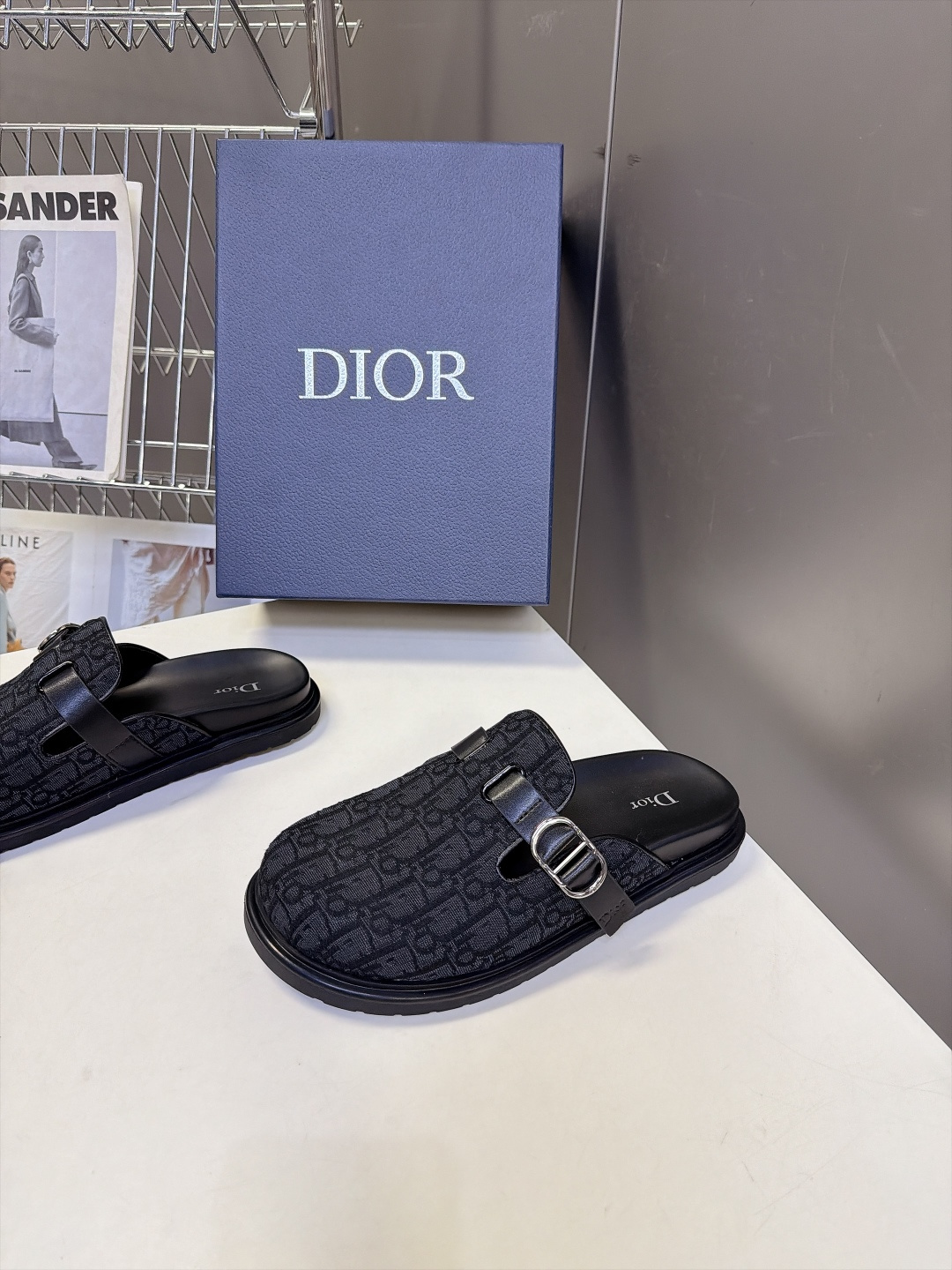 Dior迪奥秋冬最新款老花勃肯穆勒拖 超多明星网红种草 经典Dior Oblique老花提花辨识度拉满 同时新增麂皮棕纯 Dior迪奥秋冬最新款老花勃肯穆勒拖 超多明星网红种草 经典Dior Oblique老花提花辨识度拉满 同时新增麂皮棕纯