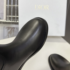 Dior迪奥秋冬最新款徽章拼接中筒靴 超多明星网红种草 复古西部靴型 靴筒采用光面牛皮+反绒麂皮拼接 层次感拉满 靴身正 Dior迪奥秋冬最新款徽章拼接中筒靴 超多明星网红种草 复古西部靴型 靴筒采用光面牛皮+反绒麂皮拼接 层次感拉满 靴身正