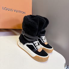 LOUIS VUITTON路易威登羊毛里高帮运动鞋靴 超多明星网红种草 这双是把高帮运动鞋和雪地靴结合的甜酷款式 靴筒翻 LOUIS VUITTON路易威登羊毛里高帮运动鞋靴 超多明星网红种草 这双是把高帮运动鞋和雪地靴结合的甜酷款式 靴筒翻