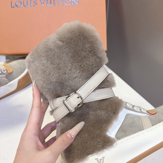 LOUIS VUITTON路易威登羊毛里高帮运动鞋靴 超多明星网红种草 这双是把高帮运动鞋和雪地靴结合的甜酷款式 靴筒翻 LOUIS VUITTON路易威登羊毛里高帮运动鞋靴 超多明星网红种草 这双是把高帮运动鞋和雪地靴结合的甜酷款式 靴筒翻