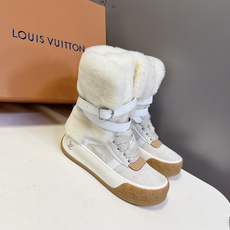 LOUIS VUITTON路易威登羊毛里高帮运动鞋靴 超多明星网红种草 这双是把高帮运动鞋和雪地靴结合的甜酷款式 靴筒翻 LOUIS VUITTON路易威登羊毛里高帮运动鞋靴 超多明星网红种草 这双是把高帮运动鞋和雪地靴结合的甜酷款式 靴筒翻