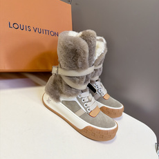LOUIS VUITTON路易威登羊毛里高帮运动鞋靴 超多明星网红种草 这双是把高帮运动鞋和雪地靴结合的甜酷款式 靴筒翻 LOUIS VUITTON路易威登羊毛里高帮运动鞋靴 超多明星网红种草 这双是把高帮运动鞋和雪地靴结合的甜酷款式 靴筒翻