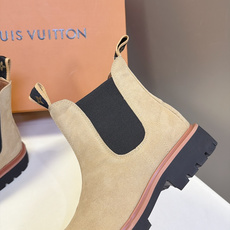 LOUIS VUITTON路易威登秋冬最新情侣款切尔西短靴 超多明星网红种草 经典切尔西靴版型 鞋身采用细腻反绒麂皮打造 LOUIS VUITTON路易威登秋冬最新情侣款切尔西短靴 超多明星网红种草 经典切尔西靴版型 鞋身采用细腻反绒麂皮打造