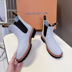 LOUIS VUITTON路易威登秋冬最新情侣款切尔西短靴 超多明星网红种草 经典切尔西靴版型 鞋身采用细腻反绒麂皮打造 LOUIS VUITTON路易威登秋冬最新情侣款切尔西短靴 超多明星网红种草 经典切尔西靴版型 鞋身采用细腻反绒麂皮打造