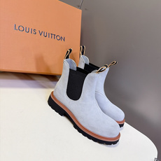 LOUIS VUITTON路易威登秋冬最新情侣款切尔西短靴 超多明星网红种草 经典切尔西靴版型 鞋身采用细腻反绒麂皮打造 LOUIS VUITTON路易威登秋冬最新情侣款切尔西短靴 超多明星网红种草 经典切尔西靴版型 鞋身采用细腻反绒麂皮打造
