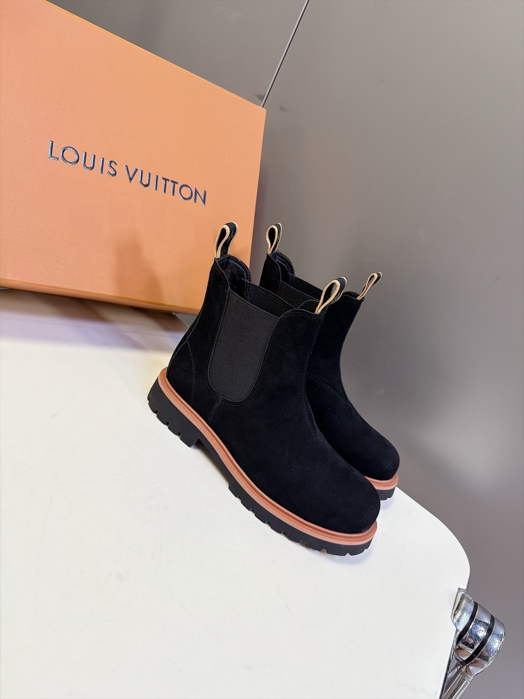 LOUIS VUITTON路易威登秋冬最新情侣款切尔西短靴 超多明星网红种草 经典切尔西靴版型 鞋身采用细腻反绒麂皮打造