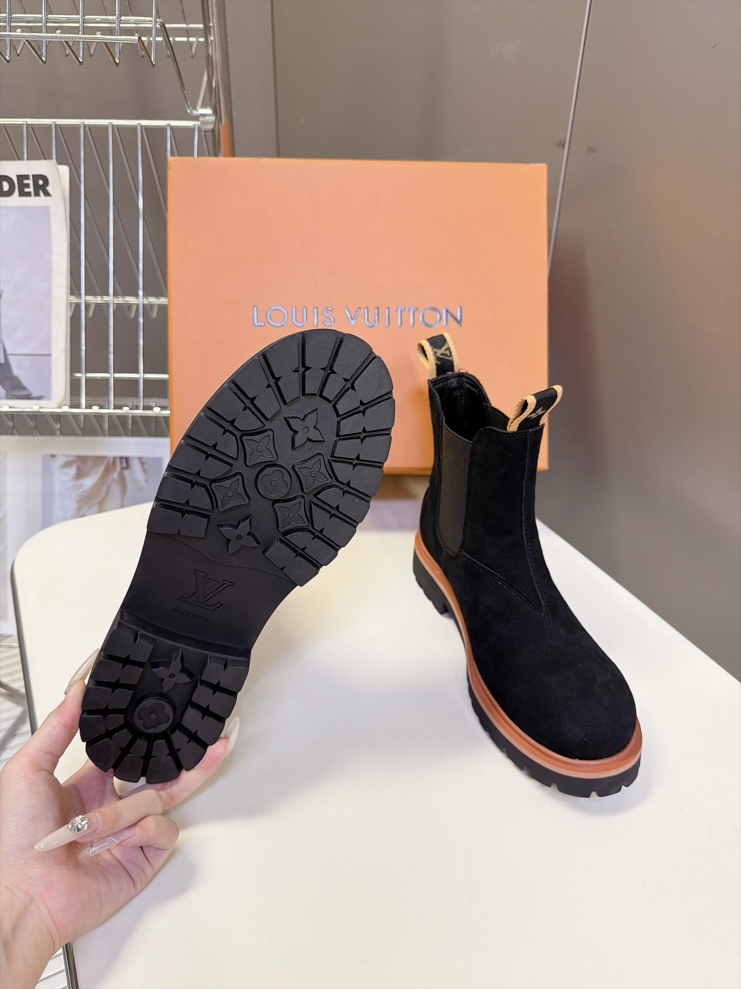 LOUIS VUITTON路易威登秋冬最新情侣款切尔西短靴 超多明星网红种草 经典切尔西靴版型 鞋身采用细腻反绒麂皮打造