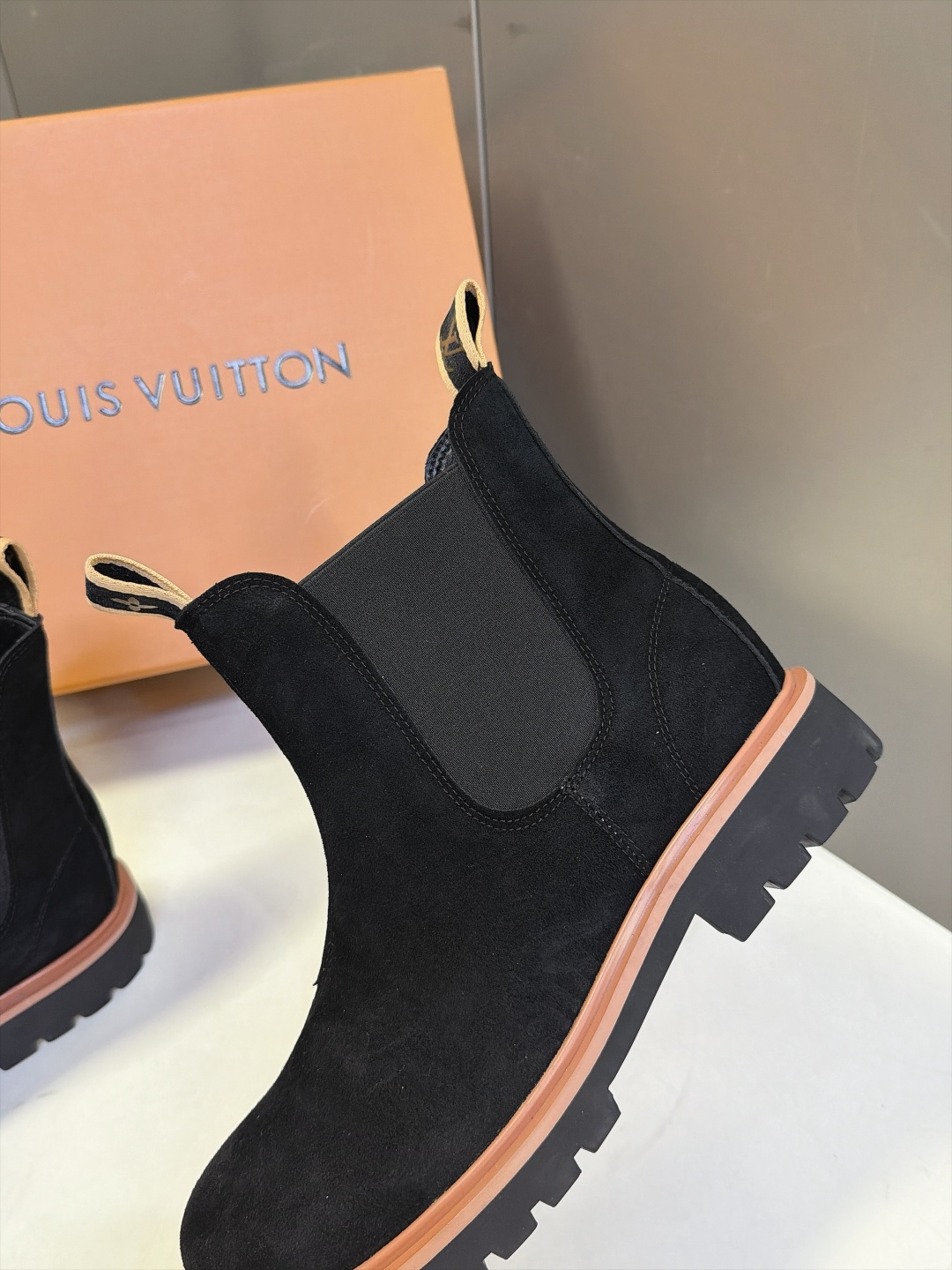 LOUIS VUITTON路易威登秋冬最新情侣款切尔西短靴 超多明星网红种草 经典切尔西靴版型 鞋身采用细腻反绒麂皮打造