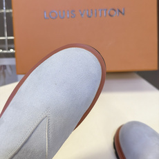 LOUIS VUITTON路易威登秋冬最新情侣款切尔西短靴 超多明星网红种草 经典切尔西靴版型 鞋身采用细腻反绒麂皮打造 LOUIS VUITTON路易威登秋冬最新情侣款切尔西短靴 超多明星网红种草 经典切尔西靴版型 鞋身采用细腻反绒麂皮打造