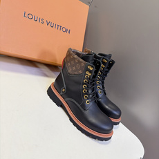 LOUIS VUITTON路易威登秋冬最新情侣款老花拼接马丁靴 超多明星网红种草 经典机车马丁靴版型 靴身主体光面黑牛皮 LOUIS VUITTON路易威登秋冬最新情侣款老花拼接马丁靴 超多明星网红种草 经典机车马丁靴版型 靴身主体光面黑牛皮