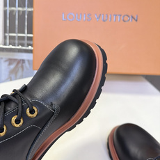 LOUIS VUITTON路易威登秋冬最新情侣款老花拼接马丁靴 超多明星网红种草 经典机车马丁靴版型 靴身主体光面黑牛皮 LOUIS VUITTON路易威登秋冬最新情侣款老花拼接马丁靴 超多明星网红种草 经典机车马丁靴版型 靴身主体光面黑牛皮
