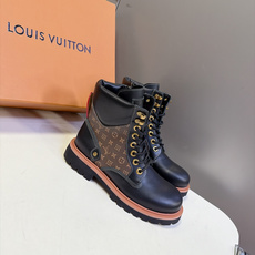 LOUIS VUITTON路易威登秋冬最新情侣款老花拼接马丁靴 超多明星网红种草 经典机车马丁靴版型 靴身主体光面黑牛皮 LOUIS VUITTON路易威登秋冬最新情侣款老花拼接马丁靴 超多明星网红种草 经典机车马丁靴版型 靴身主体光面黑牛皮