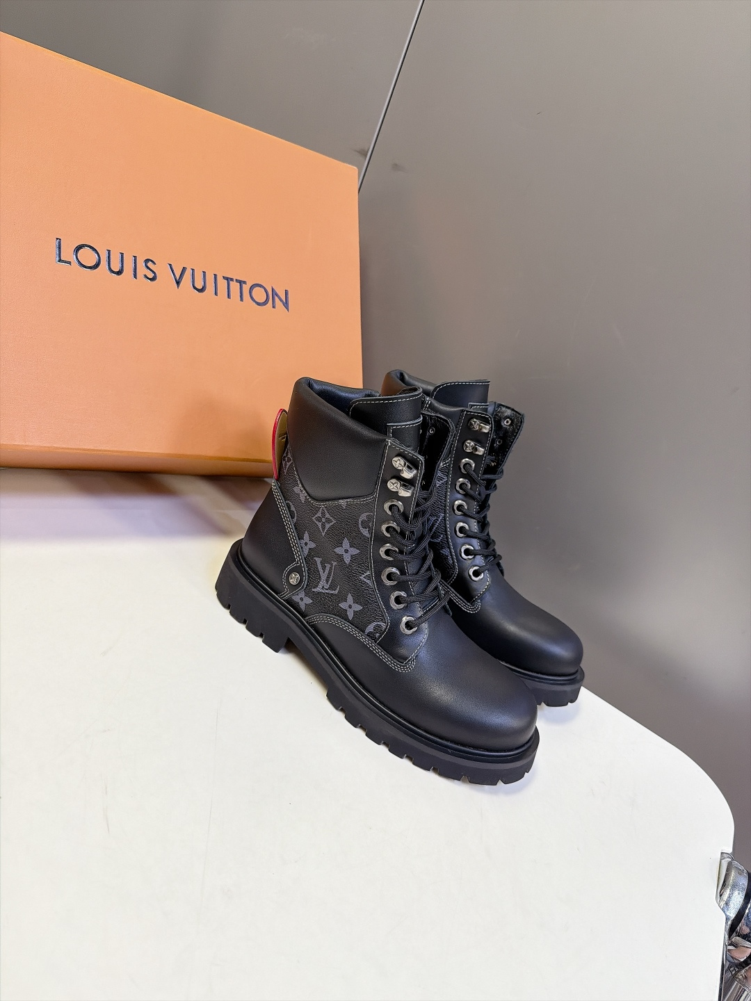 LOUIS VUITTON路易威登秋冬最新情侣款老花拼接马丁靴 超多明星网红种草 经典机车马丁靴版型 靴身主体光面黑牛皮