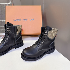 LOUIS VUITTON路易威登秋冬最新情侣款老花拼接马丁靴 超多明星网红种草 经典机车马丁靴版型 靴身主体光面黑牛皮 LOUIS VUITTON路易威登秋冬最新情侣款老花拼接马丁靴 超多明星网红种草 经典机车马丁靴版型 靴身主体光面黑牛皮