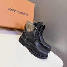 LOUIS VUITTON路易威登秋冬最新情侣款老花拼接马丁靴 超多明星网红种草 经典机车马丁靴版型 靴身主体光面黑牛皮 LOUIS VUITTON路易威登秋冬最新情侣款老花拼接马丁靴 超多明星网红种草 经典机车马丁靴版型 靴身主体光面黑牛皮
