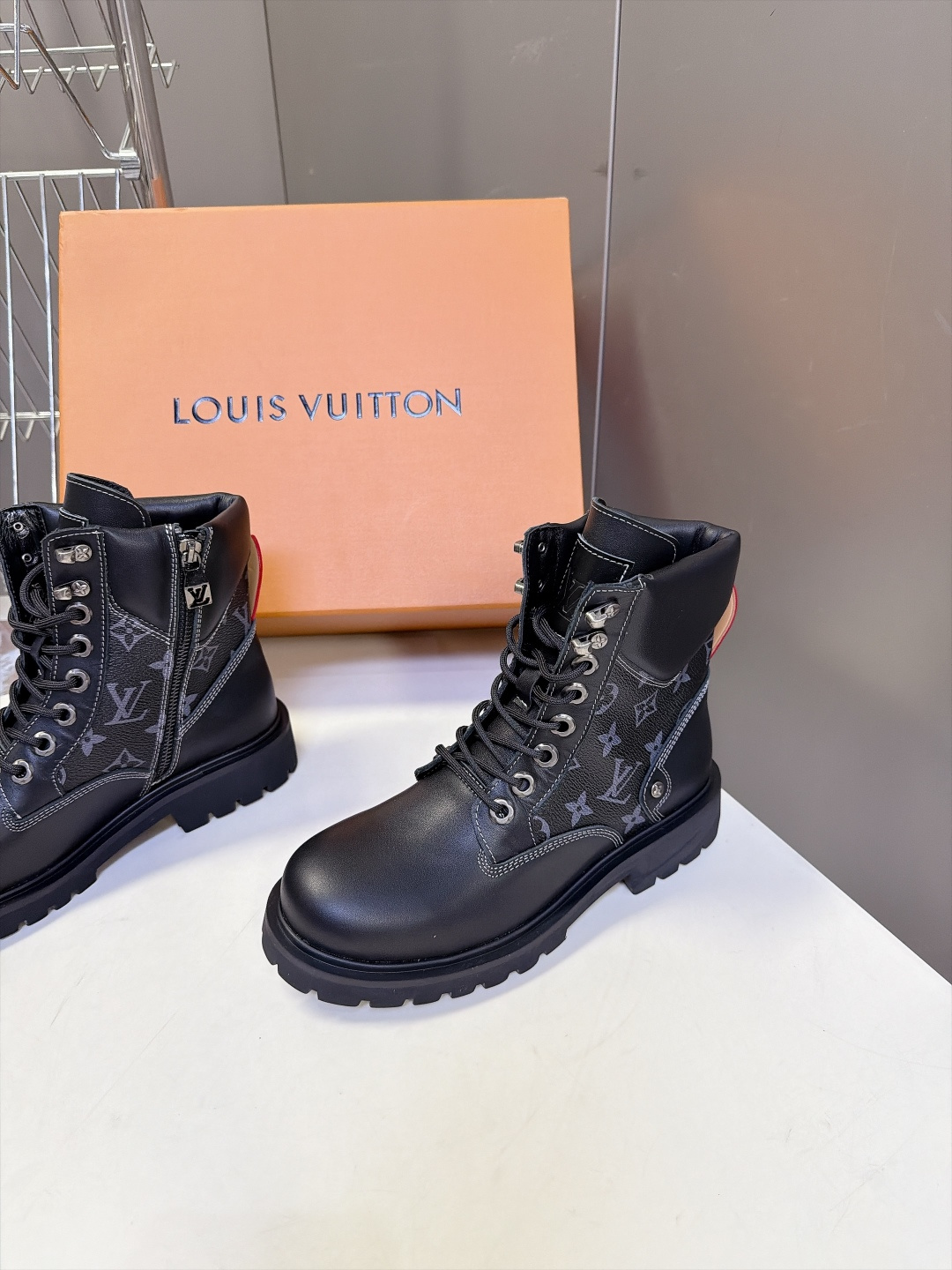 LOUIS VUITTON路易威登秋冬最新情侣款老花拼接马丁靴 超多明星网红种草 经典机车马丁靴版型 靴身主体光面黑牛皮