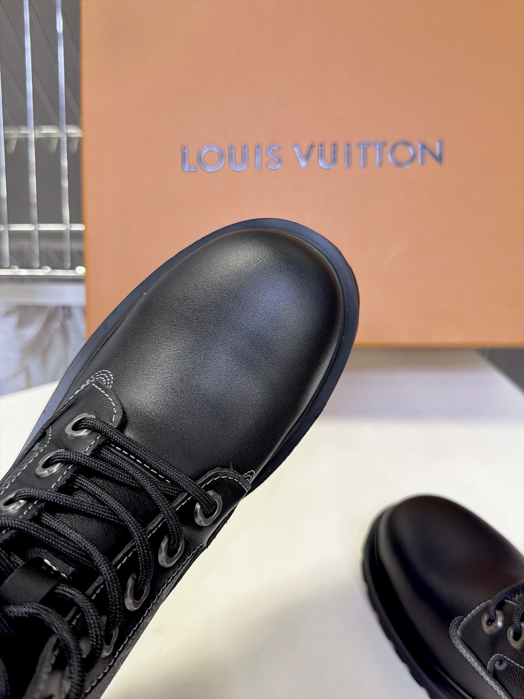 LOUIS VUITTON路易威登秋冬最新情侣款老花拼接马丁靴 超多明星网红种草 经典机车马丁靴版型 靴身主体光面黑牛皮