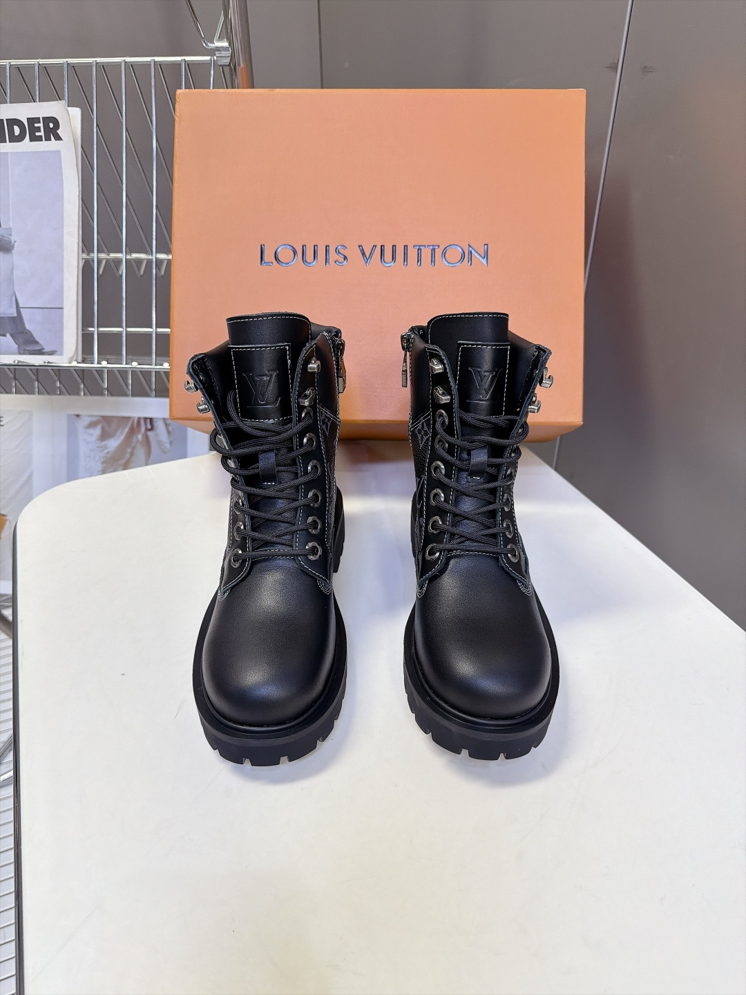 LOUIS VUITTON路易威登秋冬最新情侣款老花拼接马丁靴 超多明星网红种草 经典机车马丁靴版型 靴身主体光面黑牛皮