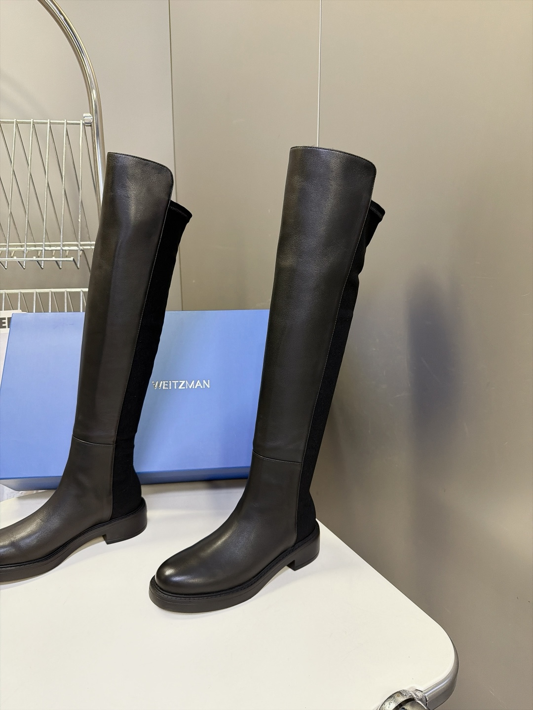 Stuart Weitzman秋冬最新款5050过膝长筒靴 杨幂同款经典SW大筒口过膝靴 靴口做了自然斜切弧度 不卡大腿 Stuart Weitzman秋冬最新款5050过膝长筒靴 杨幂同款经典SW大筒口过膝靴 靴口做了自然斜切弧度 不卡大腿