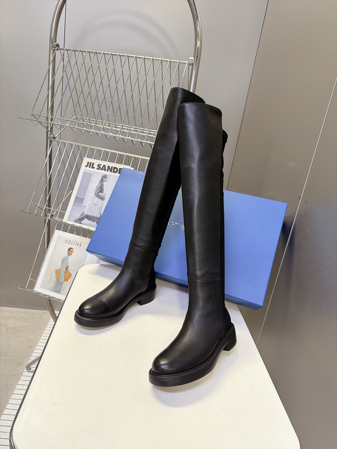 Stuart Weitzman秋冬最新款5050过膝长筒靴 杨幂同款经典SW大筒口过膝靴 靴口做了自然斜切弧度 不卡大腿 Stuart Weitzman秋冬最新款5050过膝长筒靴 杨幂同款经典SW大筒口过膝靴 靴口做了自然斜切弧度 不卡大腿