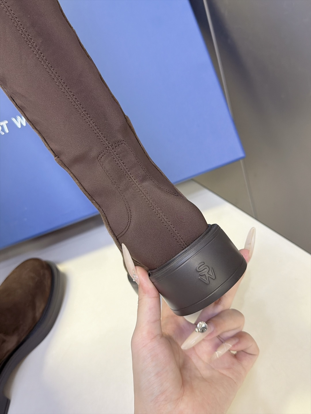 Stuart Weitzman秋冬最新款5050过膝长筒靴 杨幂同款经典SW大筒口过膝靴 靴口做了自然斜切弧度 不卡大腿 Stuart Weitzman秋冬最新款5050过膝长筒靴 杨幂同款经典SW大筒口过膝靴 靴口做了自然斜切弧度 不卡大腿