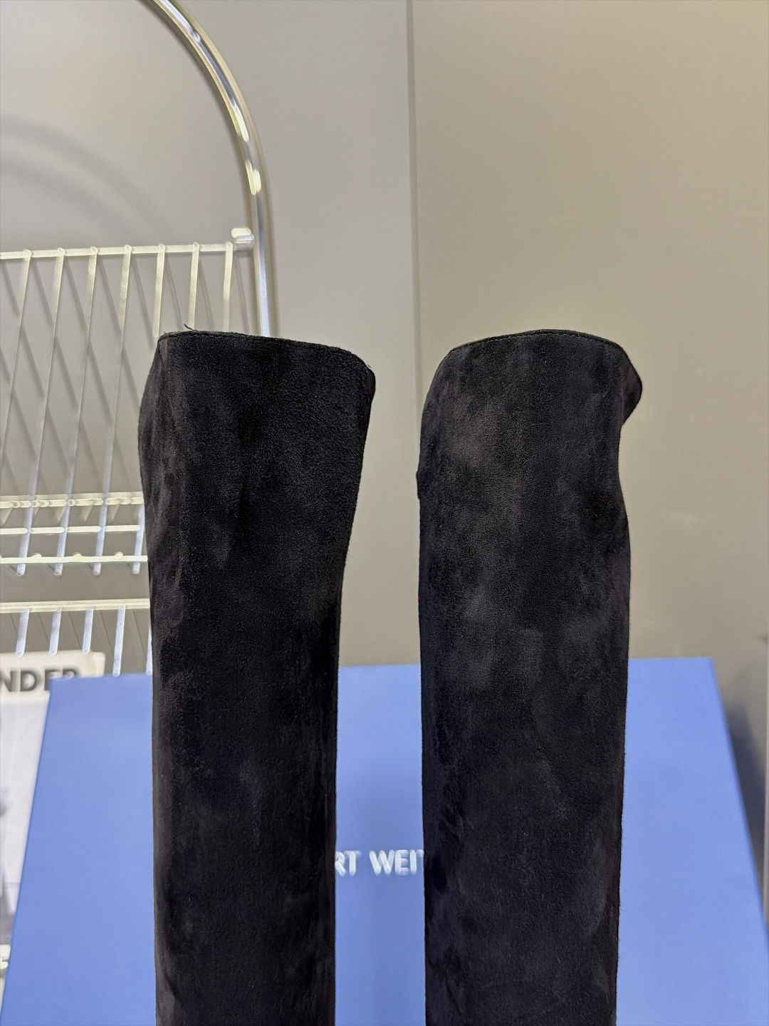 Stuart Weitzman秋冬最新款5050过膝长筒靴 杨幂同款经典SW大筒口过膝靴 靴口做了自然斜切弧度 不卡大腿
