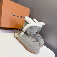 路易威登LOUIS VUITTON秋冬最新款老花雪地靴 超多明星网红种草 复古登山绑带雪地靴 靴身压印满幅LV老花暗纹 路易威登LOUIS VUITTON秋冬最新款老花雪地靴 超多明星网红种草 复古登山绑带雪地靴 靴身压印满幅LV老花暗纹